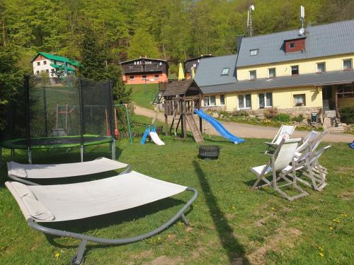 Hřiště je na dohled ze zahrádky i z penzionu