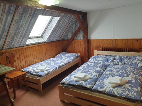 Pokoj č. 5 - Třílůžkový pokoj se sdílenou koupelnou