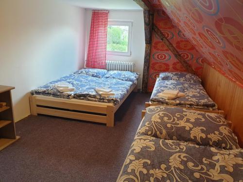 Pokoj č. 8 - Čtyřlůžkový pokoj se sdílenou koupelnou